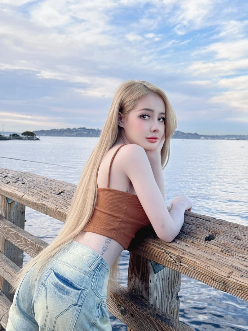 Ngân 98 nóng bỏng trong bộ bikini ôm sát vòng 1