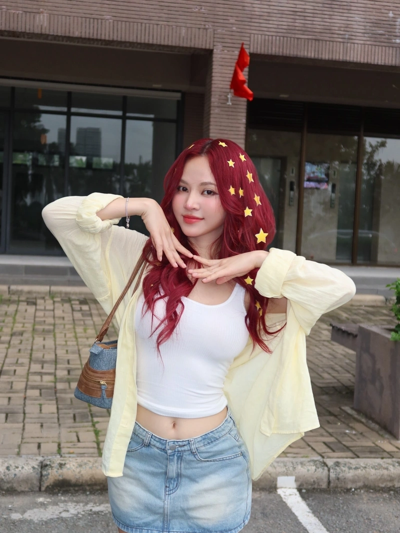 Ngô Lan Hương mặc bikini gợi cảm lộ vòng một căng tròn