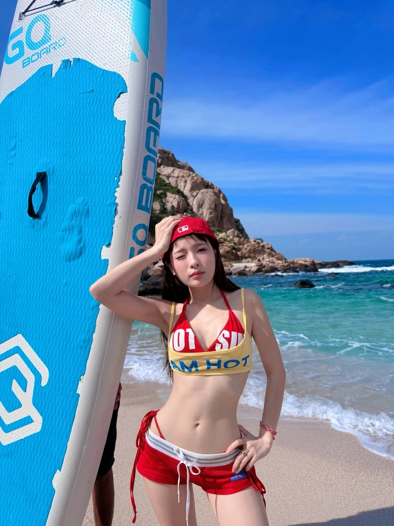 Ngọc Kem bikini nóng bỏng mông tròn quyến rũ