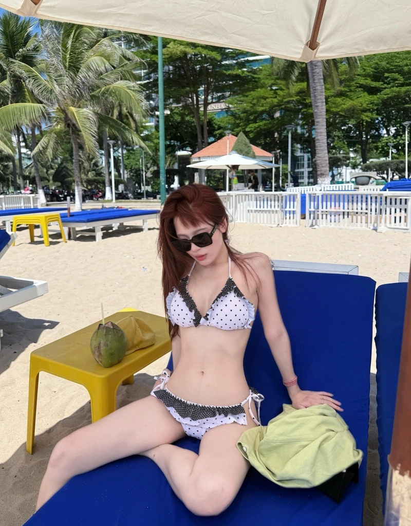 Ngọc Kem bikini sexy khoe vòng ba tròn đầy quyến rũ