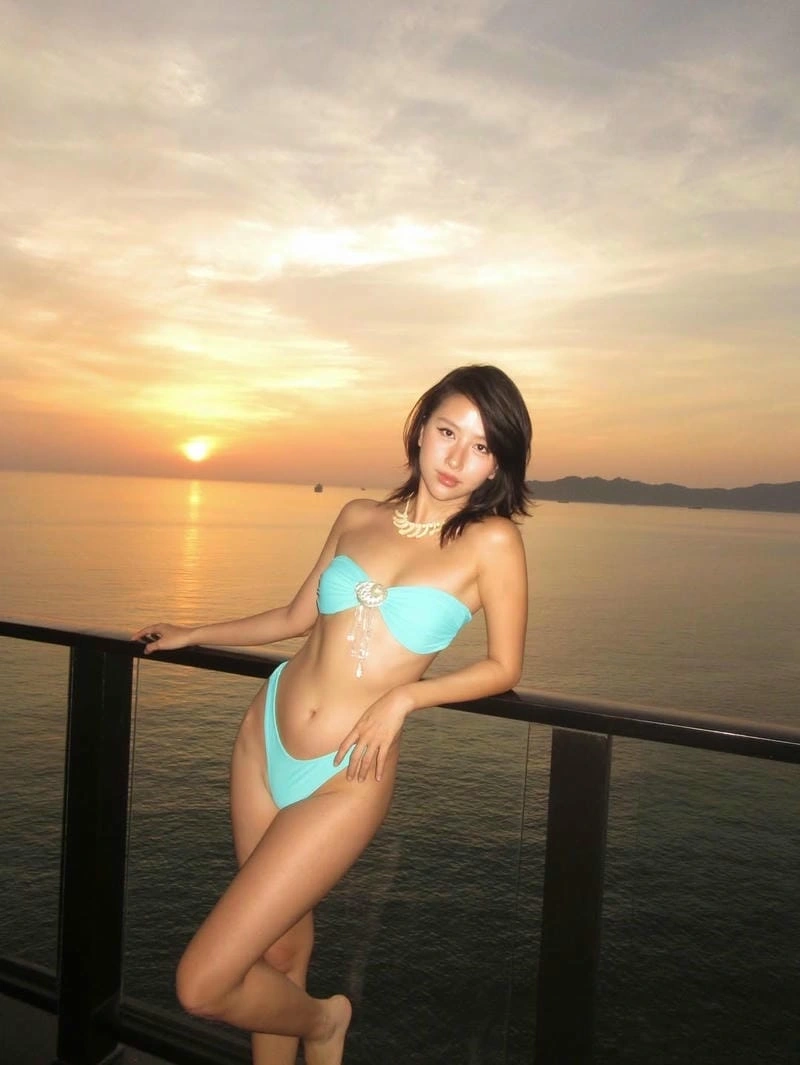 Người đẹp mặc đồ bơi cắt xẻ táo bạo khoe trọn thân hình chuẩn