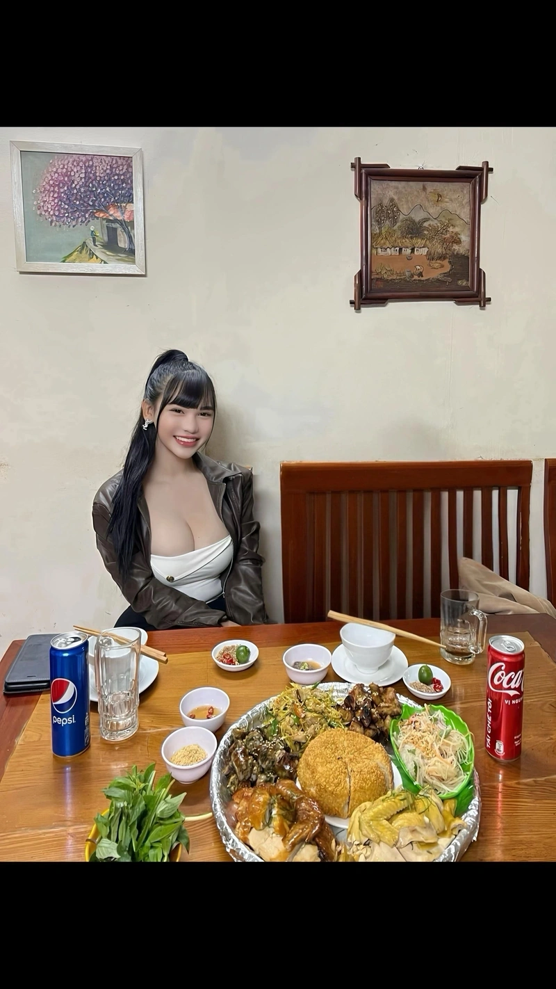 Nguyễn Ngọc Kim Thảo show hàng bikini gợi cảm cuốn hút