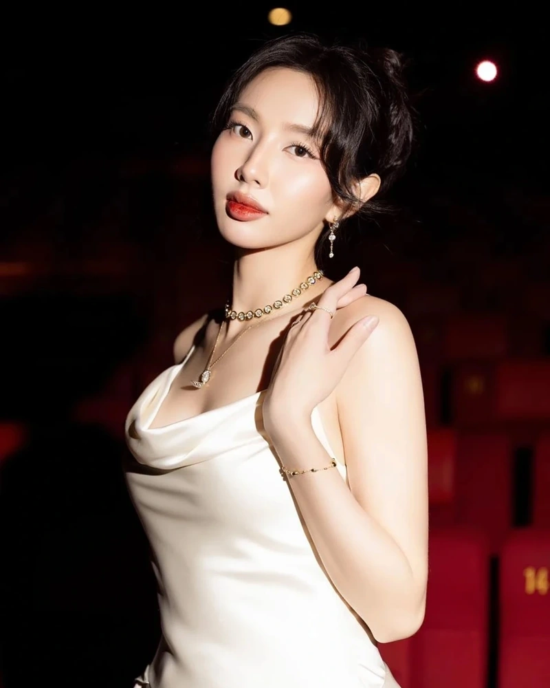 Nguyễn Thúc Thùy Tiên khoe hàng bikini sexy hút hồn người nhìn