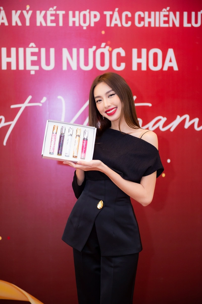 Nguyễn Thúc Thùy Tiên nóng bỏng khoe ngực căng tròn gợi cảm