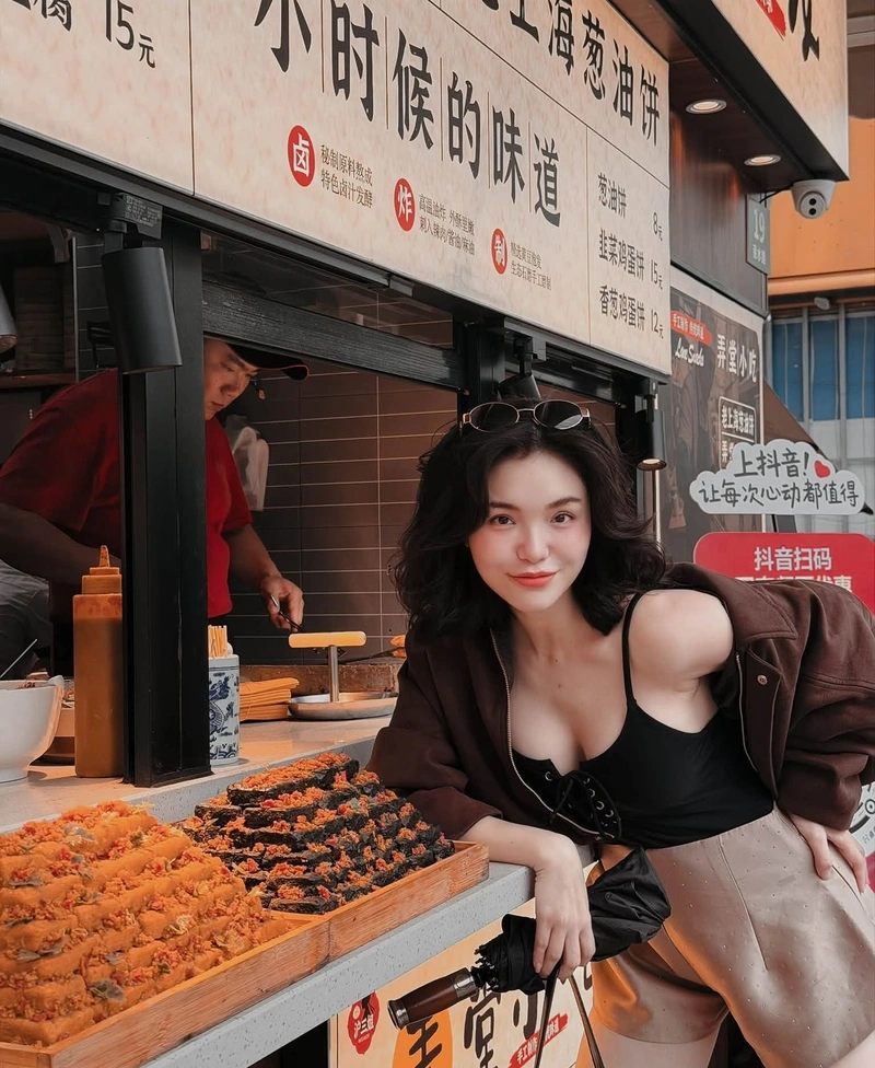 Nhật Hạ khoe vòng ba trong bikini sexy