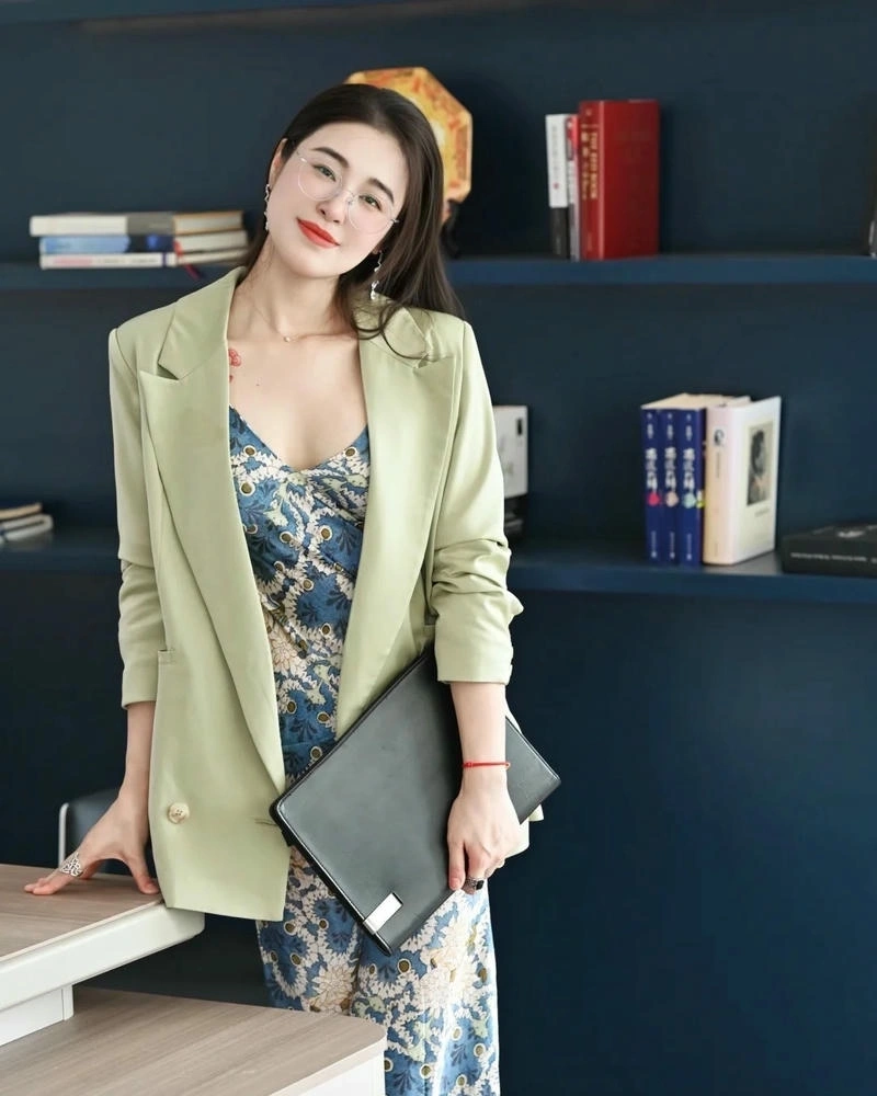 Nữ công sở với vẻ ngoài chỉn chu
