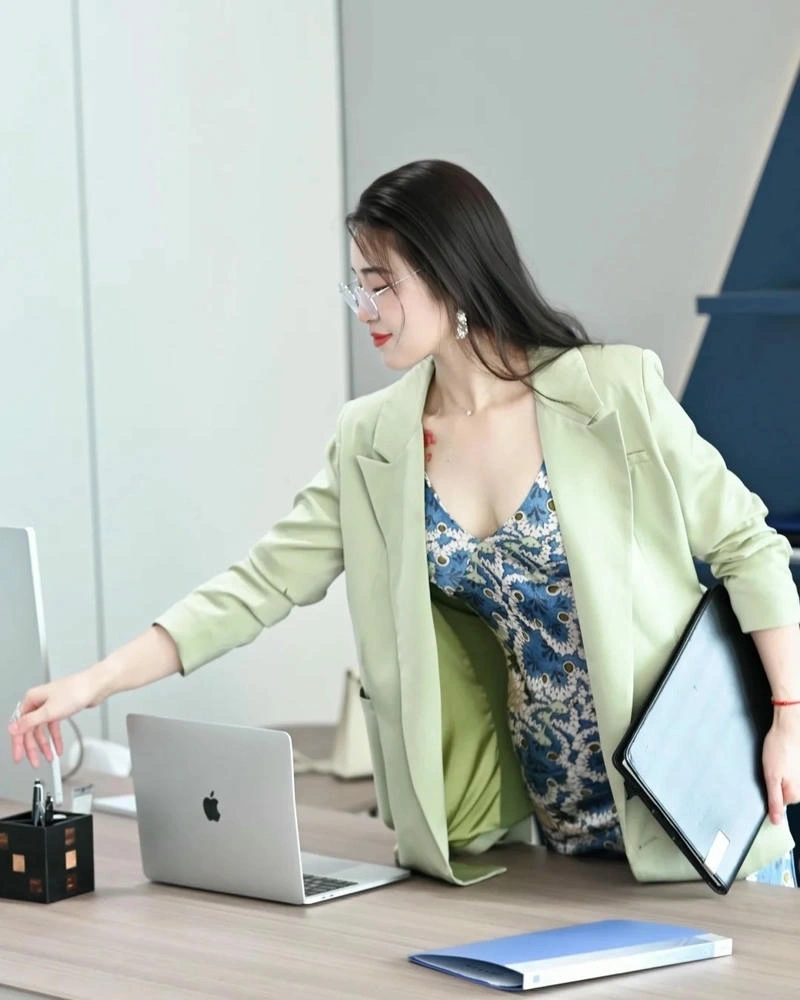 Nữ nhân viên công sở với thần thái tự tin
