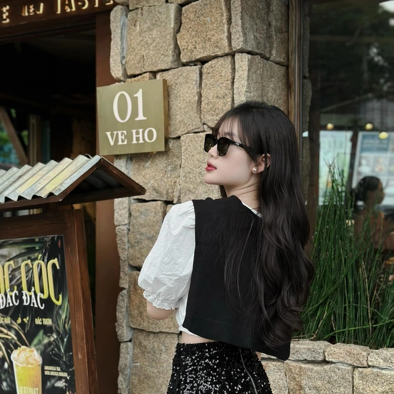 Phạm Quỳnh Trang khoe vòng 1 to tròn trong bikini