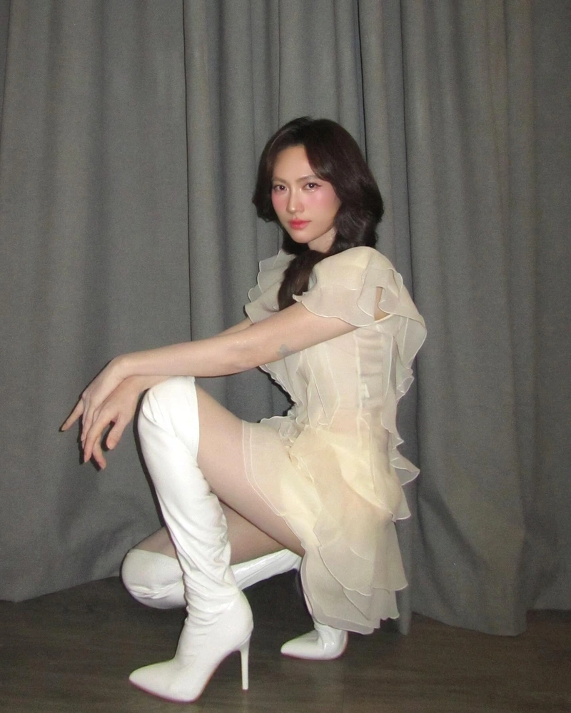 Phương Anh Đào diện bikini show hàng quyến rũ