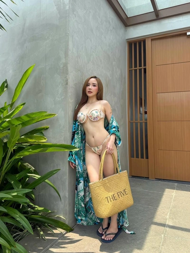 Phương Linh lột đồ bikini sexy ngực khủng quyến rũ