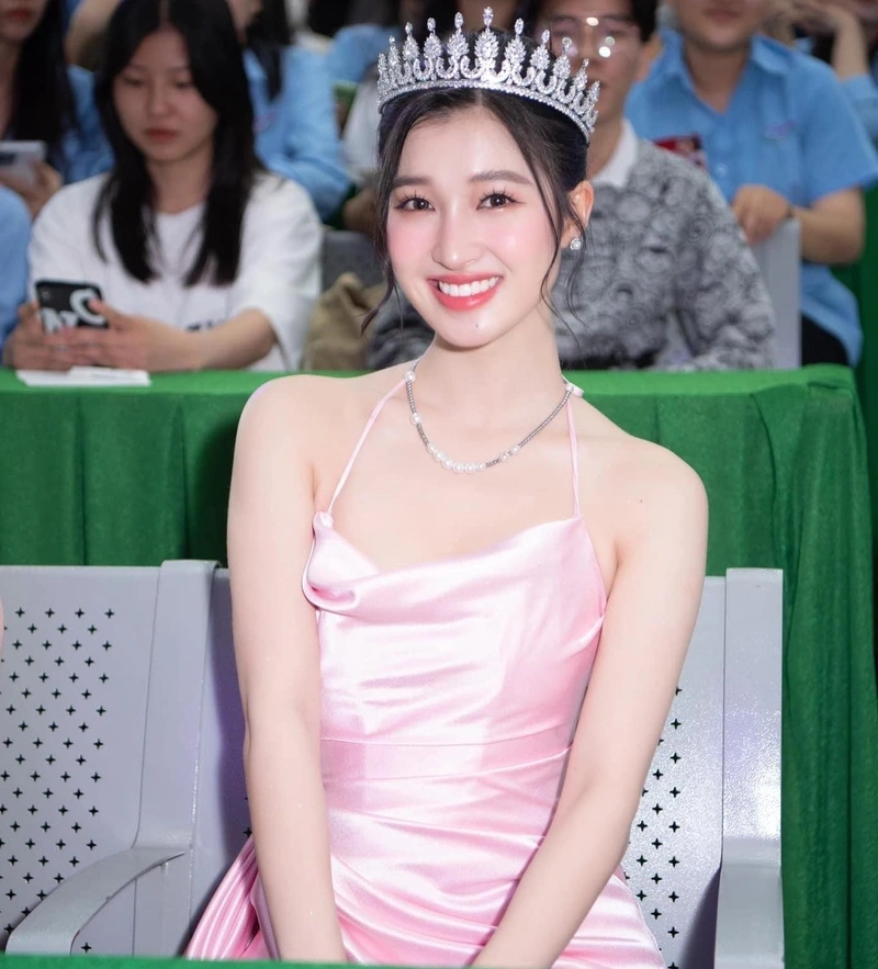Phương Nhi bikini sexy ôm sát vòng một khủng