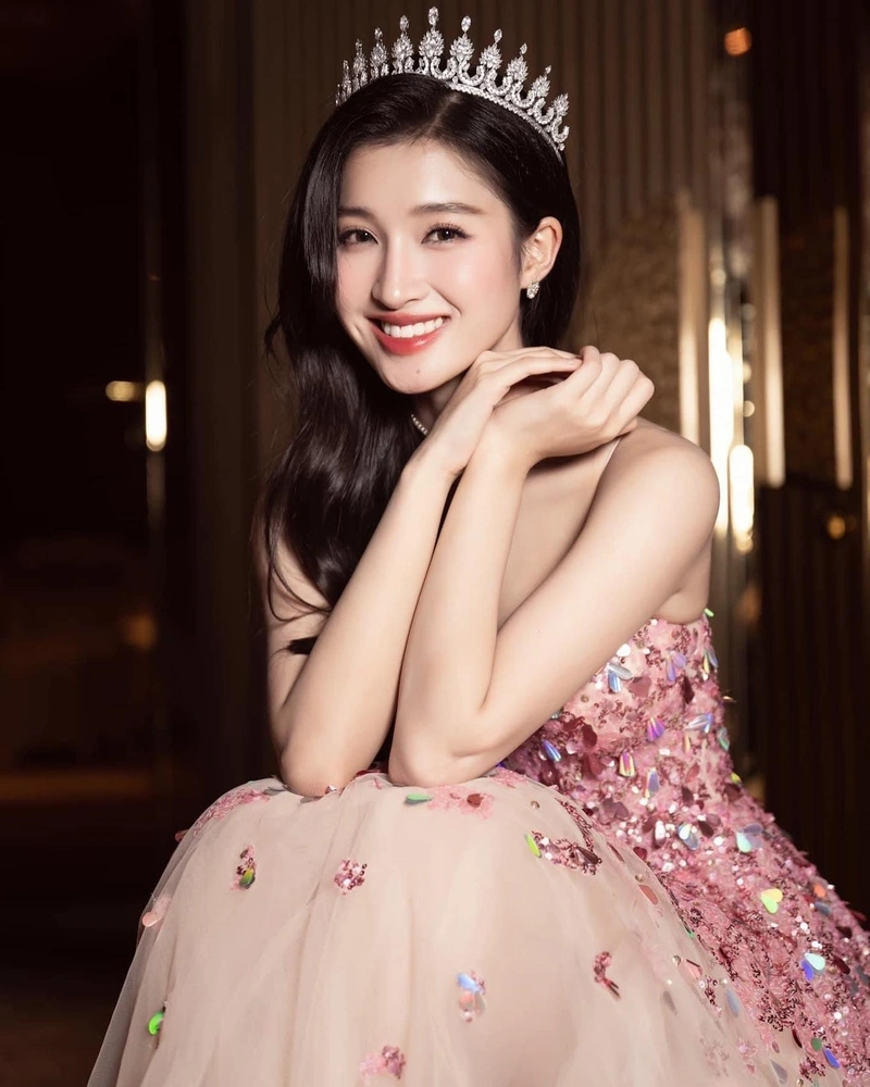 Phương Nhi khoe hàng vòng ba căng mọng không che