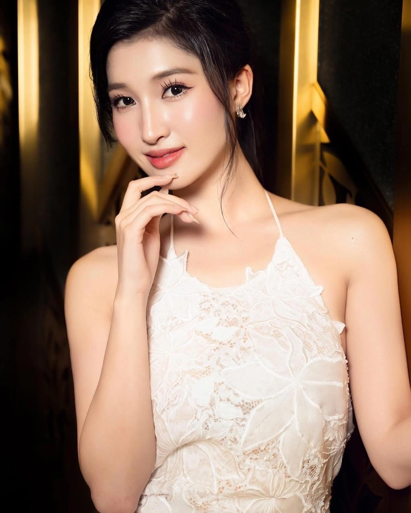 Phương Nhi khoe vòng một tròn đầy trong bikini sexy
