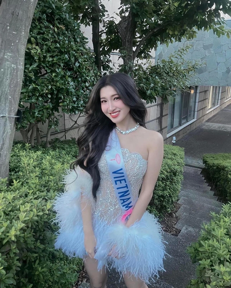 Phương Nhi show hàng mông tròn quyến rũ góc nghiêng