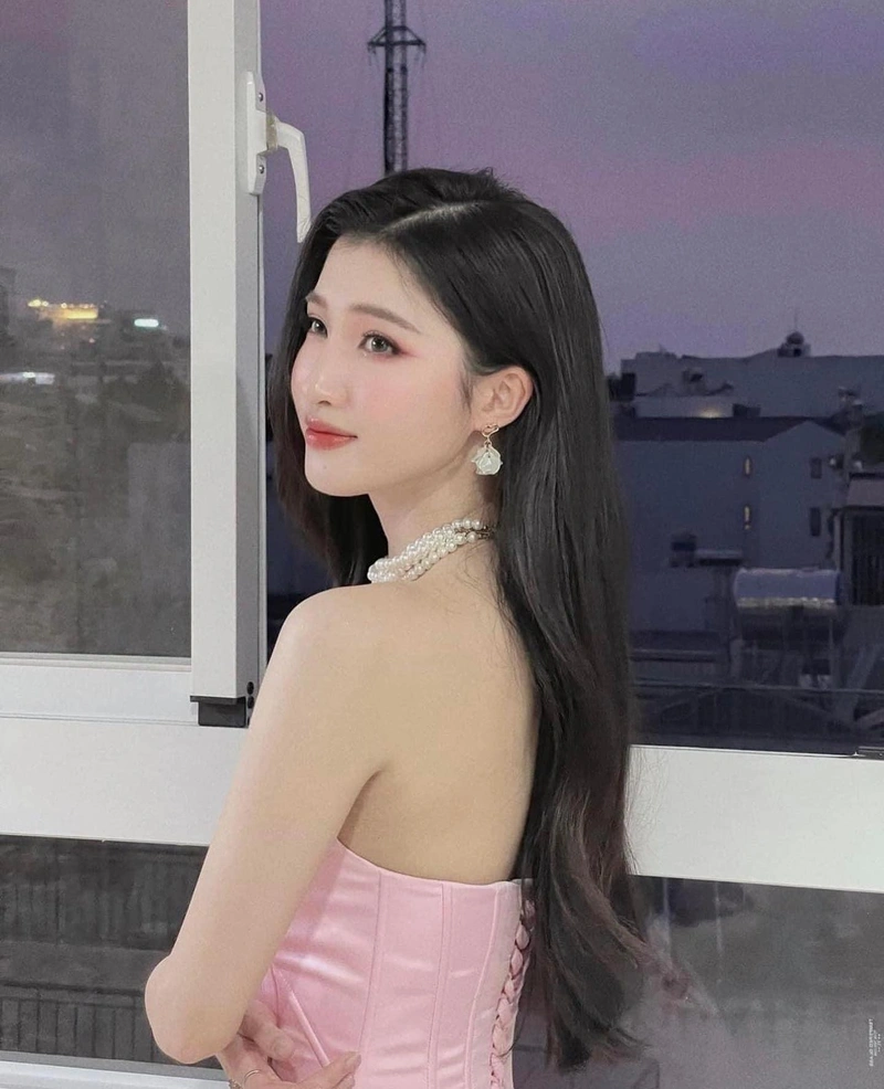 Phương Nhi show ngực to tròn đầy đặn gợi cảm