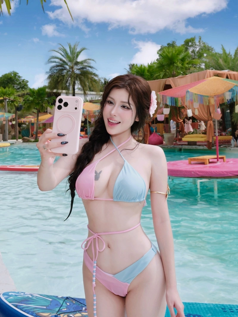 Pinky Bảo Trân cởi đồ bikini lộ hàng gợi dục