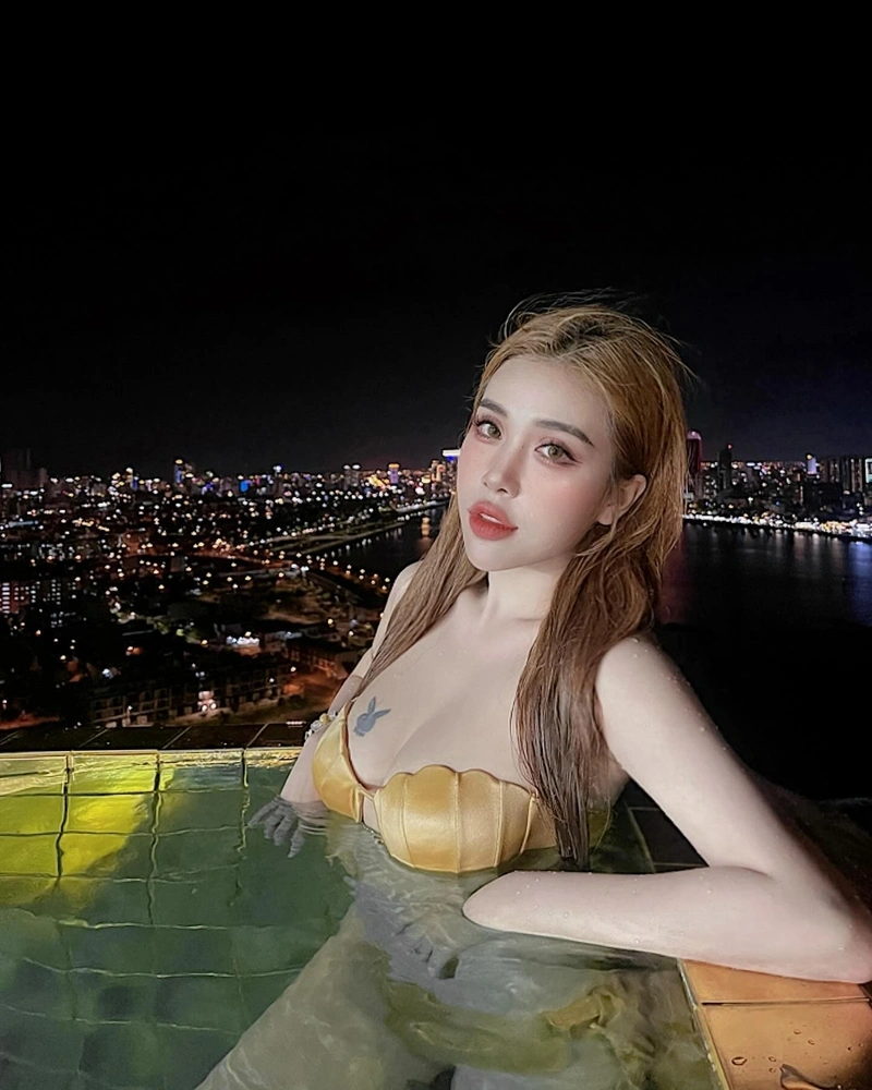 Pinky Bảo Trân khoe hàng bikini không che nóng bỏng