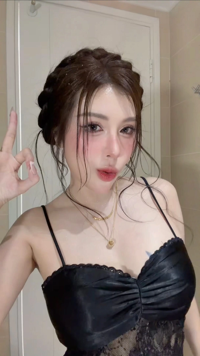 Pinky Bảo Trân lột đồ bikini khoe ngực nóng bỏng