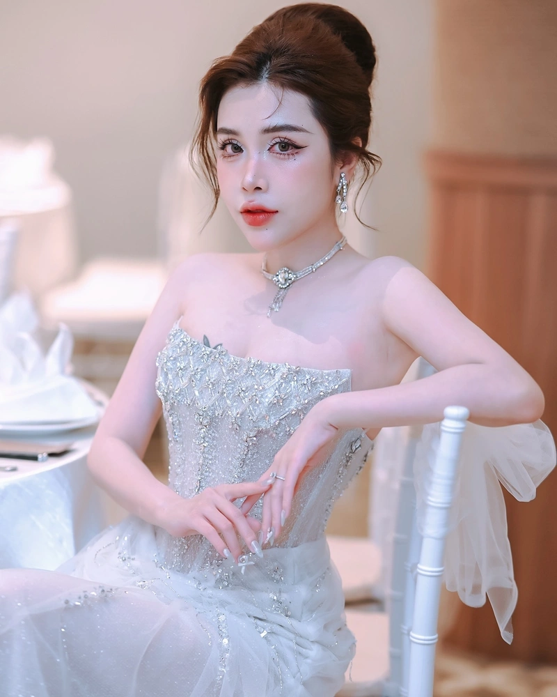 Pinky Bảo Trân show hàng bikini mông căng đầy
