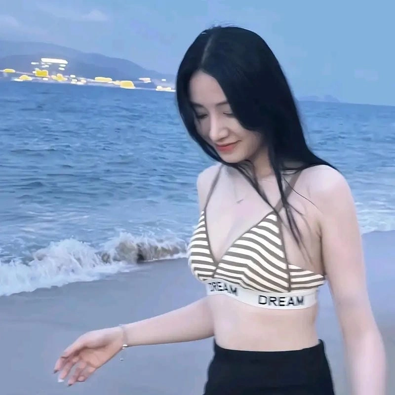 Quỳnh moon diện trang phục bơi tôn vinh đường cong tuyệt mỹ