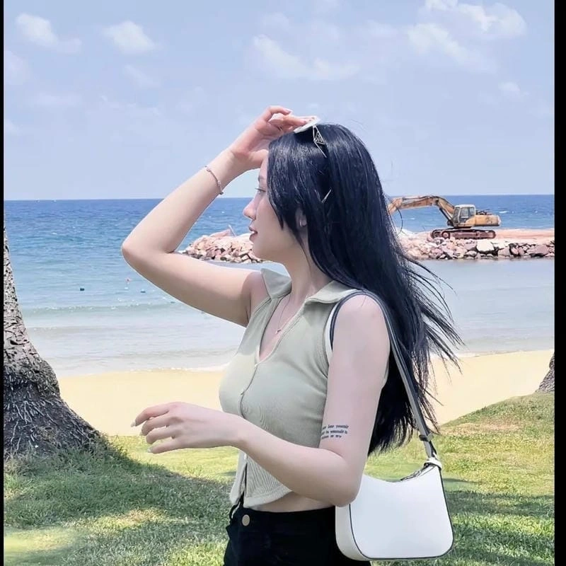 Quỳnh moon khoe vóc dáng ngọc ngà trong trang phục đi biển