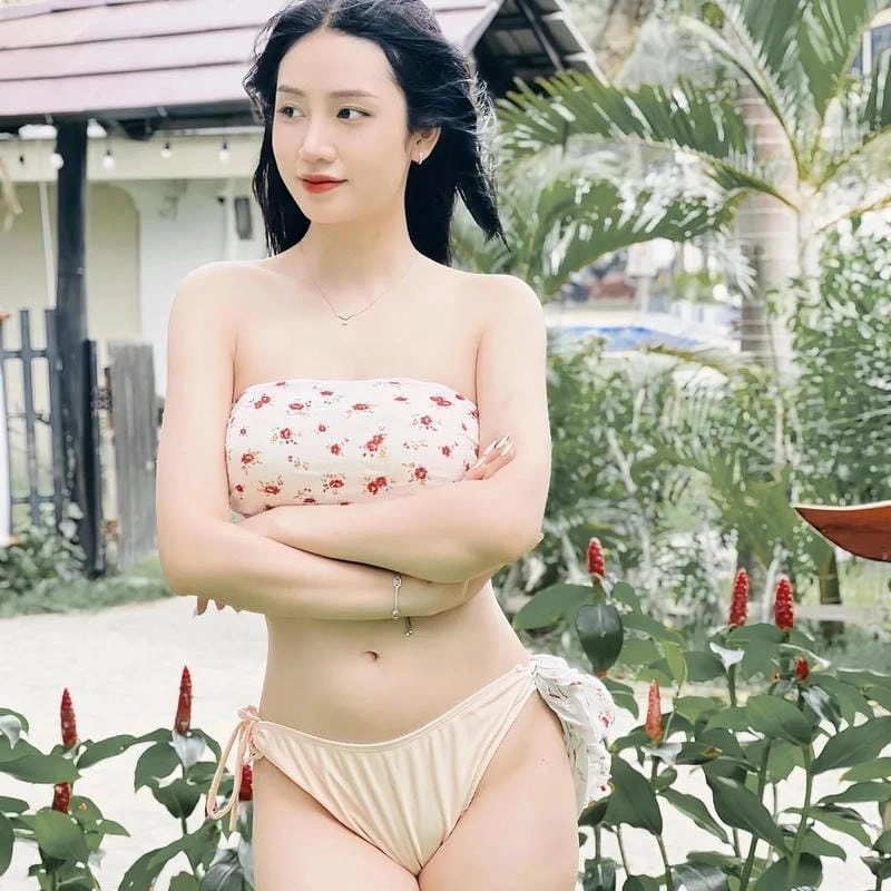 Quỳnh moon mặc bikini sexy nổi bật giữa không gian sang trọng