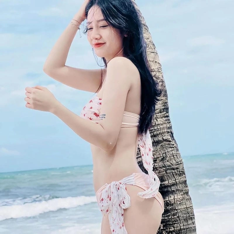 Quỳnh moon mặc bikini sexy rạng rỡ khoe trọn sắc vóc hoàn hảo