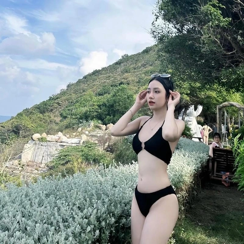 Quỳnh moon mặc bikini sexy thanh lịch nhưng vô cùng gợi cảm này
