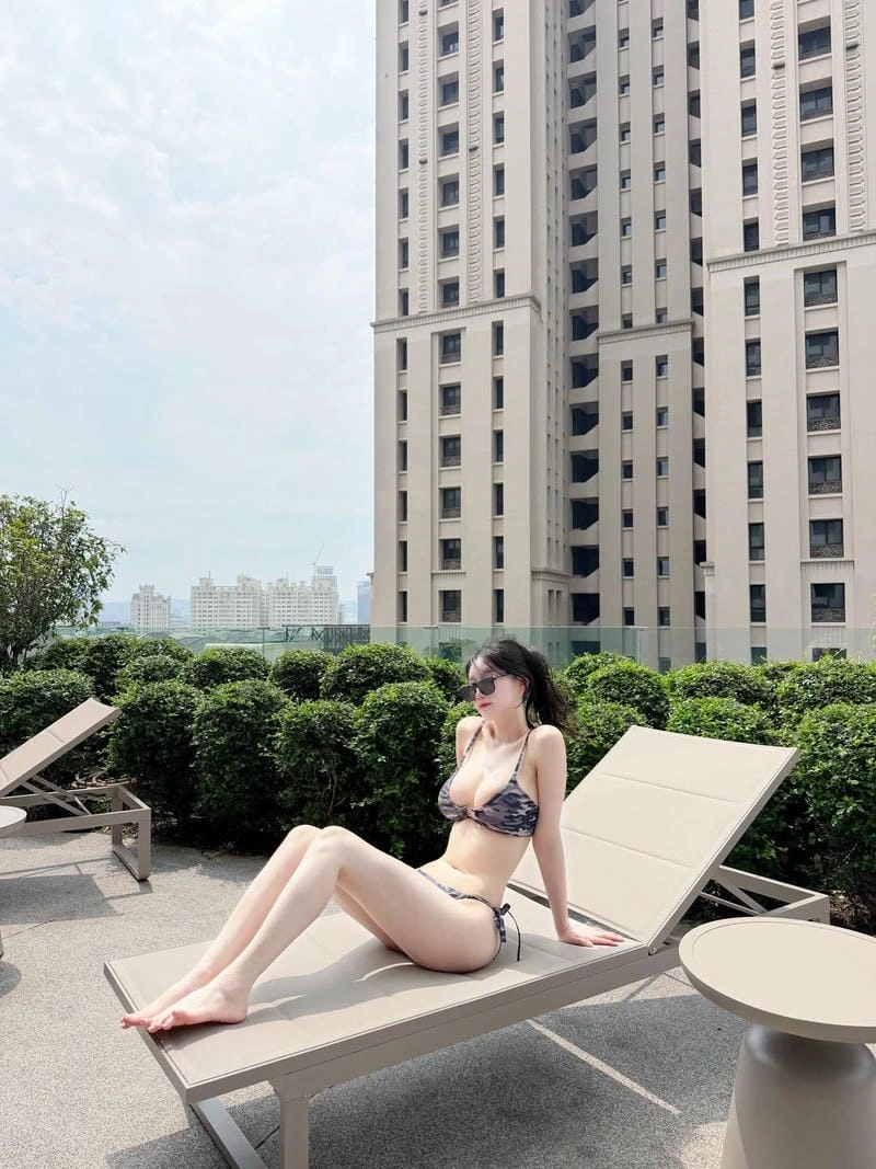 Seoul asuna bikini sexy rực rỡ tỏa sáng dưới nắng vàng