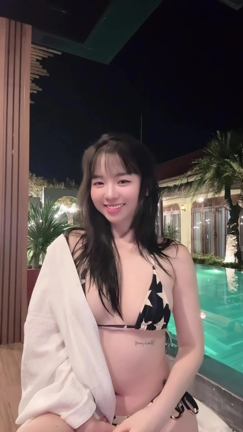 Shana Quỳnh Giang bikini gợi dục cực phẩm siêu phẩm