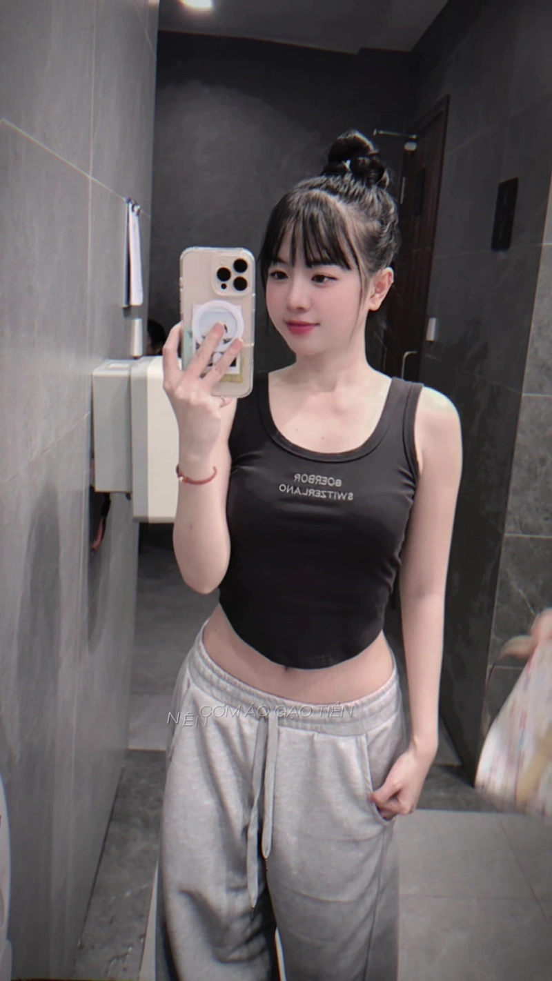 Shana Quỳnh Giang diện bikini mỏng khoe đít cong