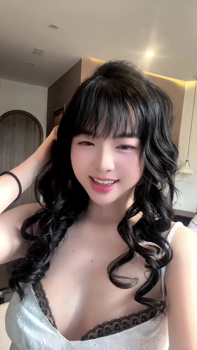 Shana Quỳnh Giang diện bikini mỏng khoe vòng ba cuốn hút
