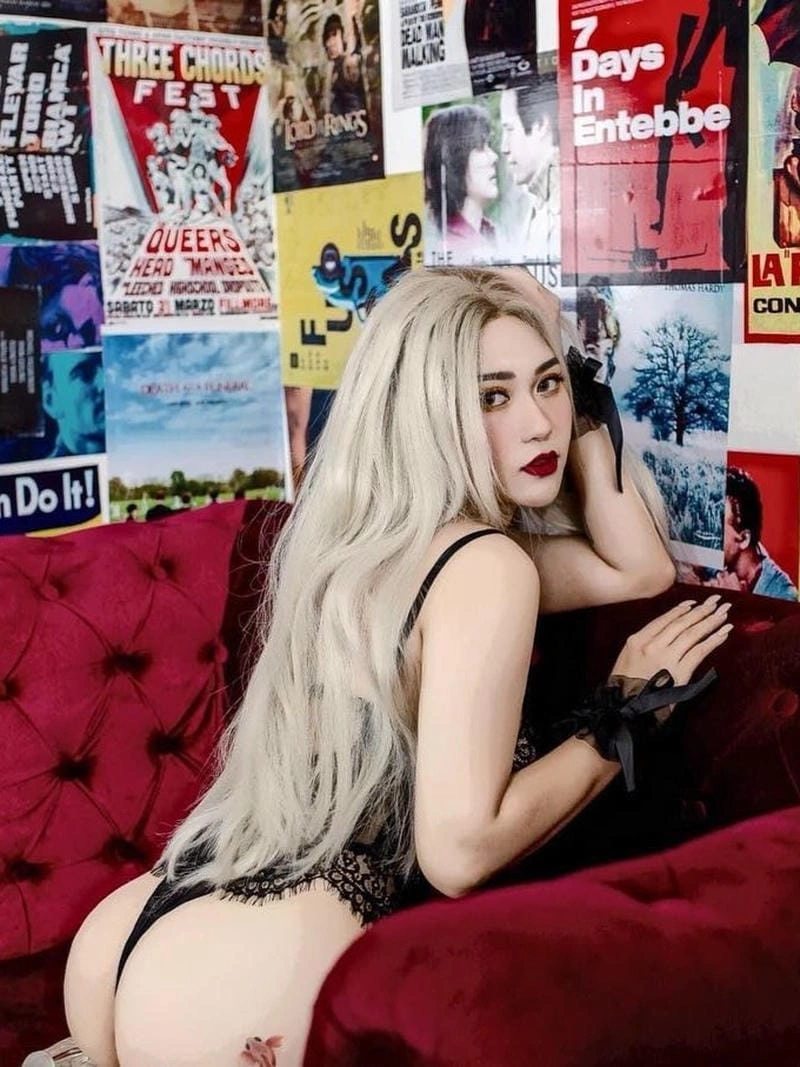 Suzie Nguyễn bikini sexy rạng rỡ nổi bật giữa không gian