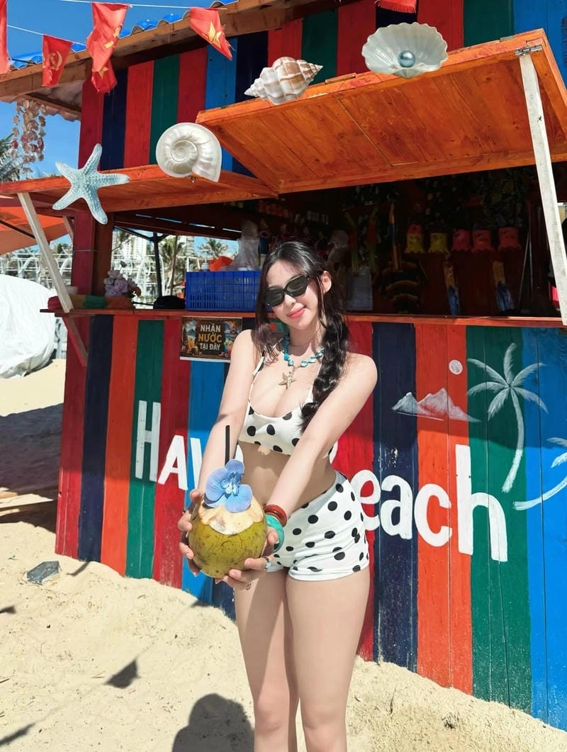 Tạ thanh nhi bikini sexy lộng lẫy khoe đường cong tuyệt mỹ