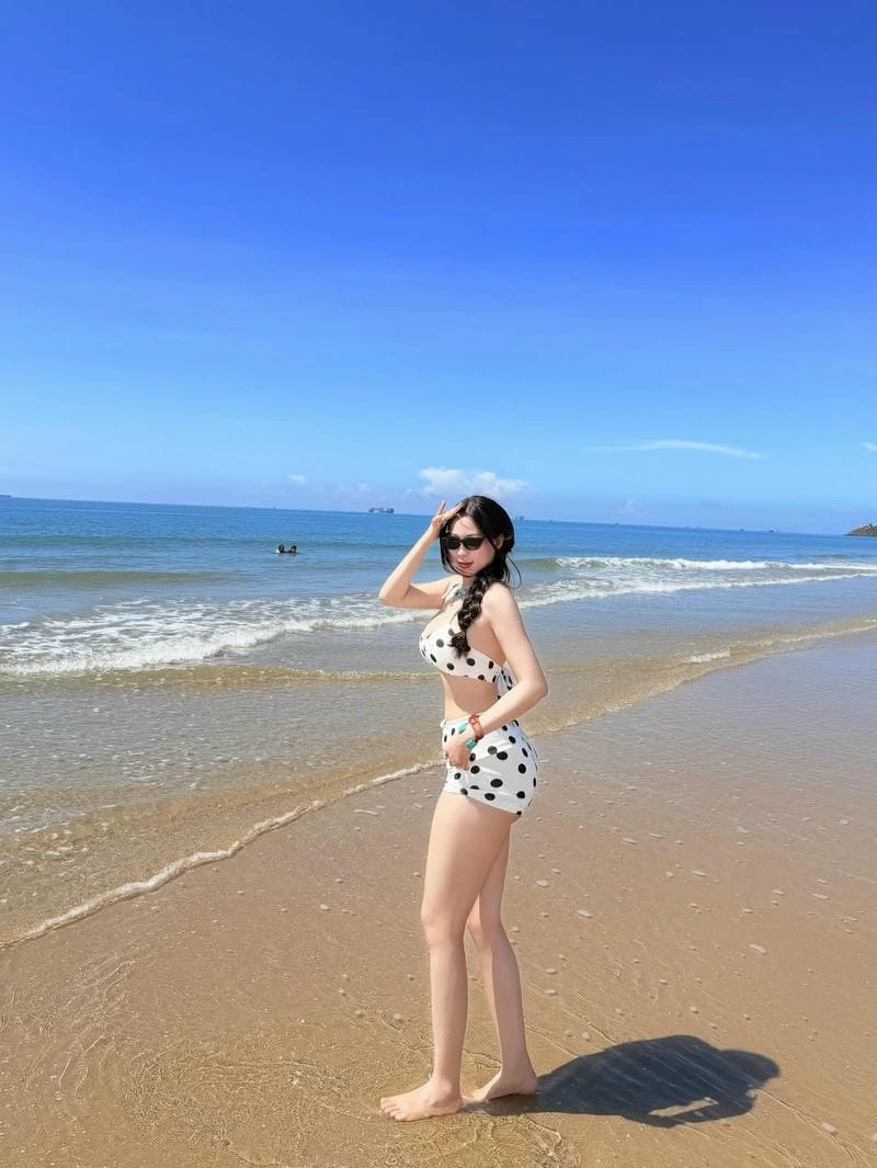 Tạ thanh nhi bikini sexy quyến rũ hút hồn người đối diện