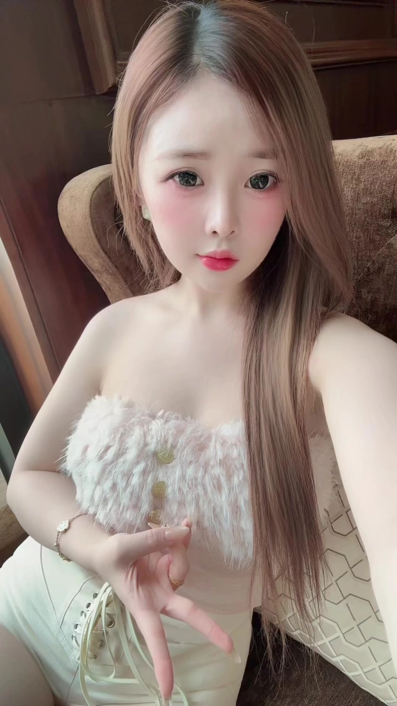 Thảo Baby lột hết khoe ngực đầy đặn