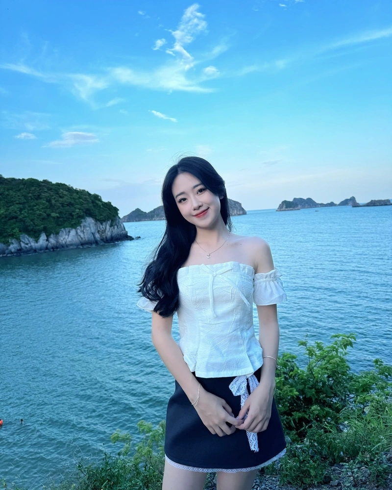 Thảo Lee bikini show hàng gợi tình đầy cuốn hút