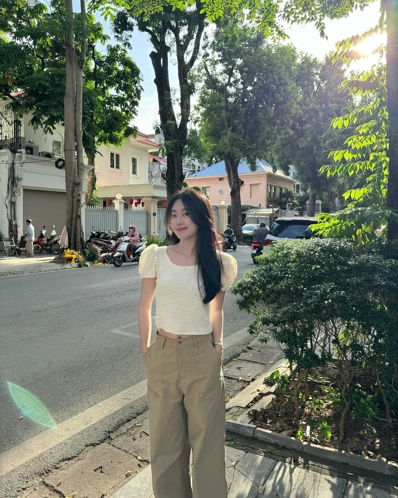 Thảo Lee cởi áo bikini khoe thân hình gợi dục