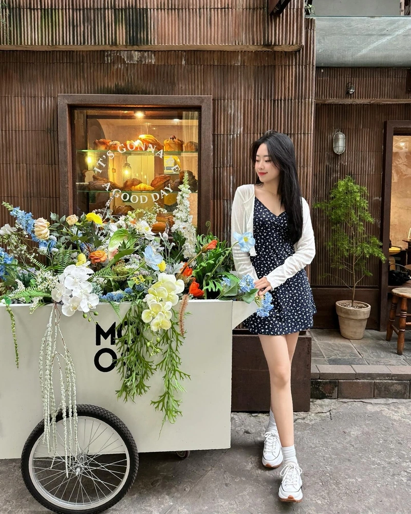 Thảo Lee tạo dáng nóng bỏng với bikini mỏng
