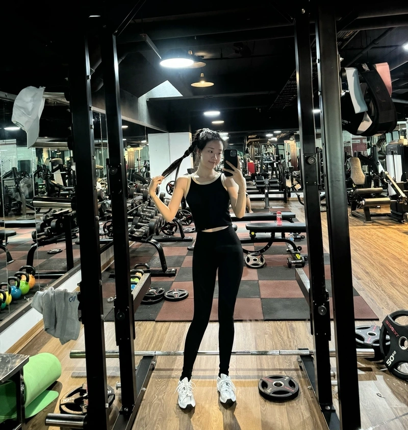 Thảo Lee tạo dáng quyến rũ trong bikini gợi cảm