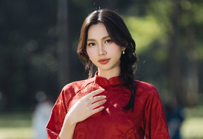 Thùy Tiên gợi cảm lộ vòng một tròn đầy cuốn hút