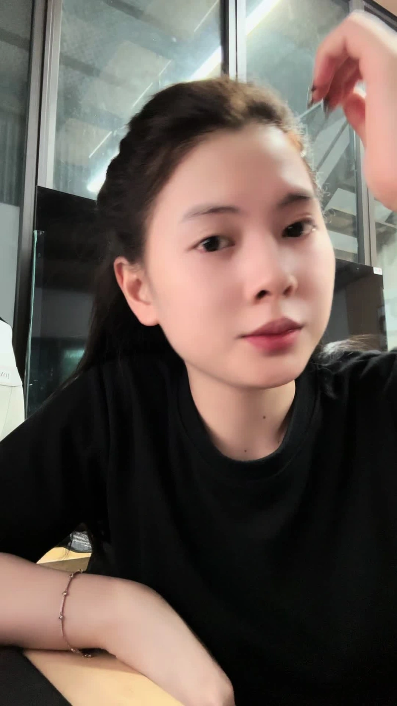 TikToker Uyenbeu2006 show hàng vòng ba siêu phẩm