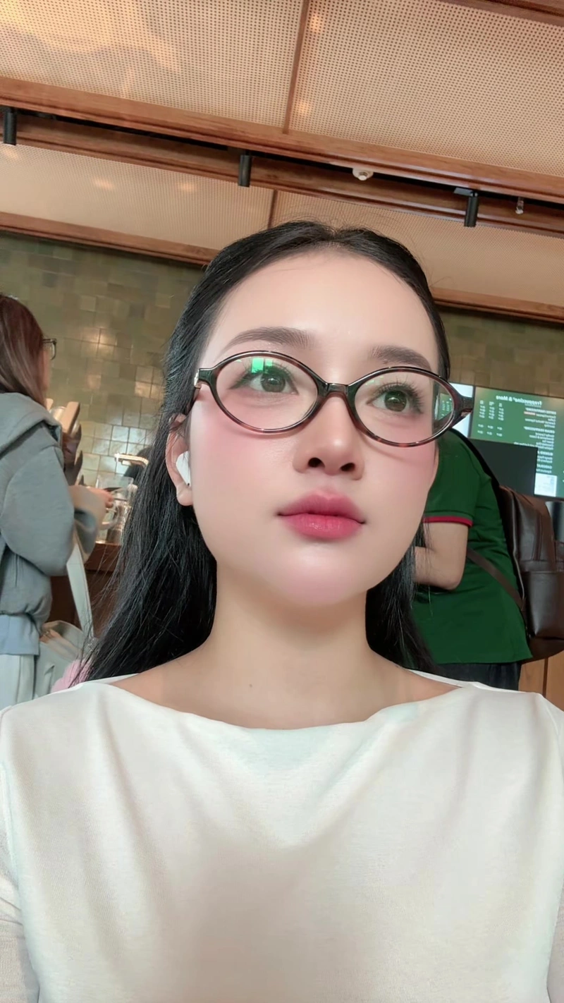 Tiktoker Tống Khánh Linh vòng 1 to tròn khủng