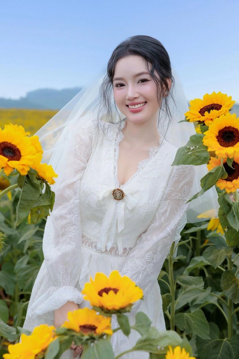 Tống Khánh Linh lột đồ lộ vòng 3 mông đít