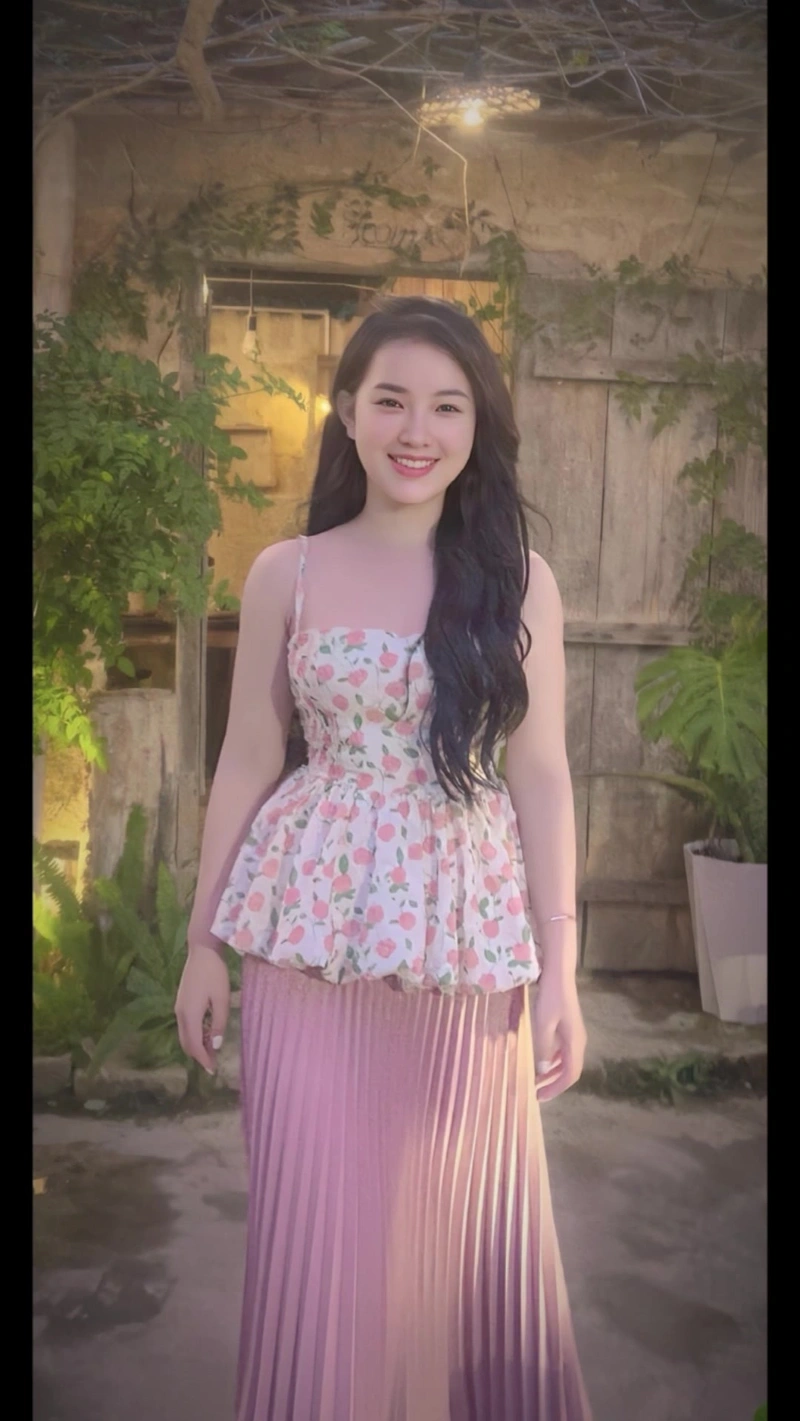 Tống Khánh Linh show hàng ngực căng quyến rũ