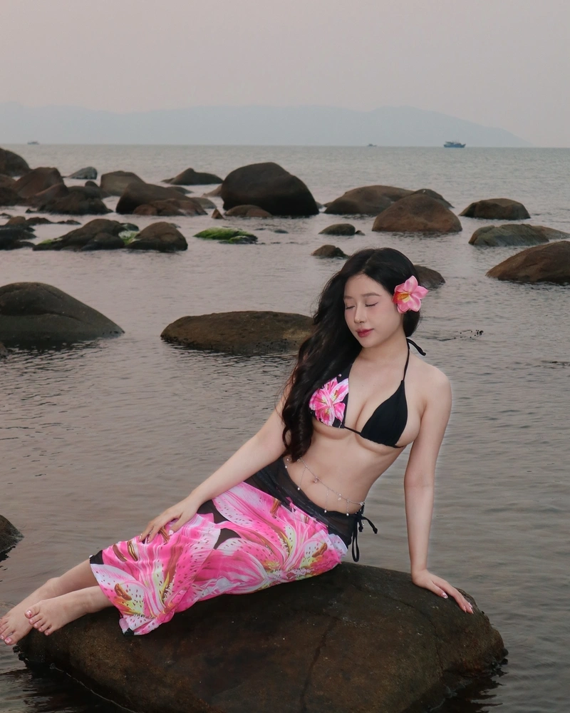 Trà Giang bikini sexy khoe hàng gợi dục