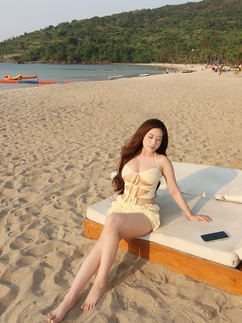 Trà Giang bikini sexy khoe thân gợi dục