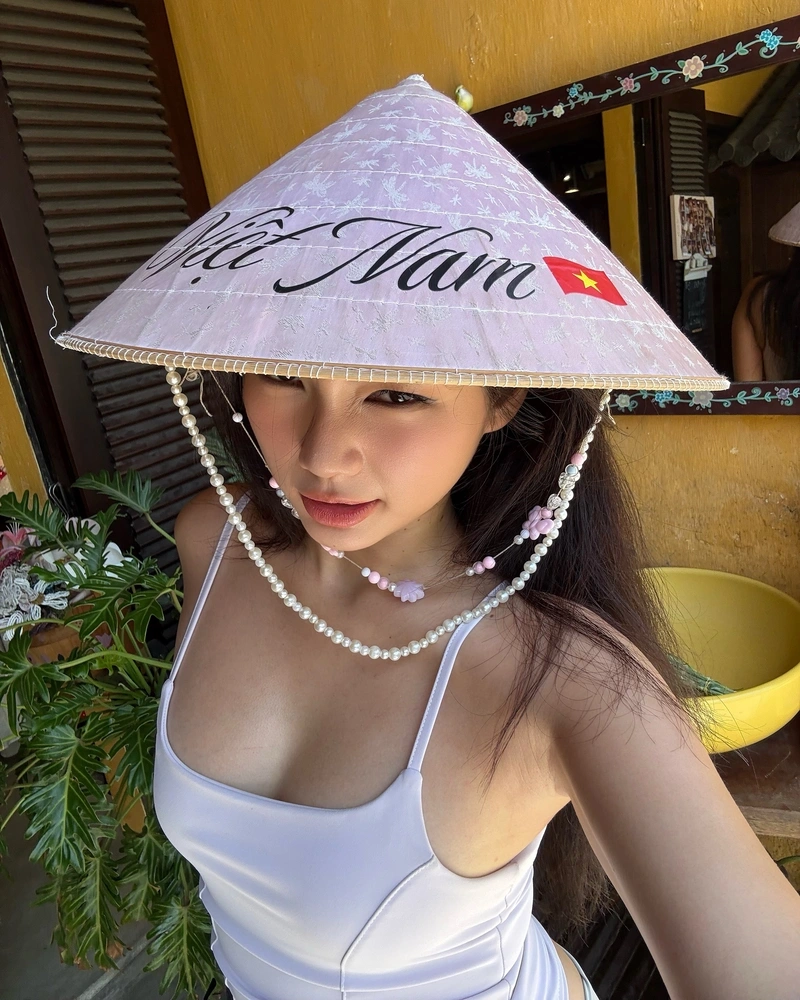 Trâm Anh diện bikini nhỏ lộ body nóng bỏng