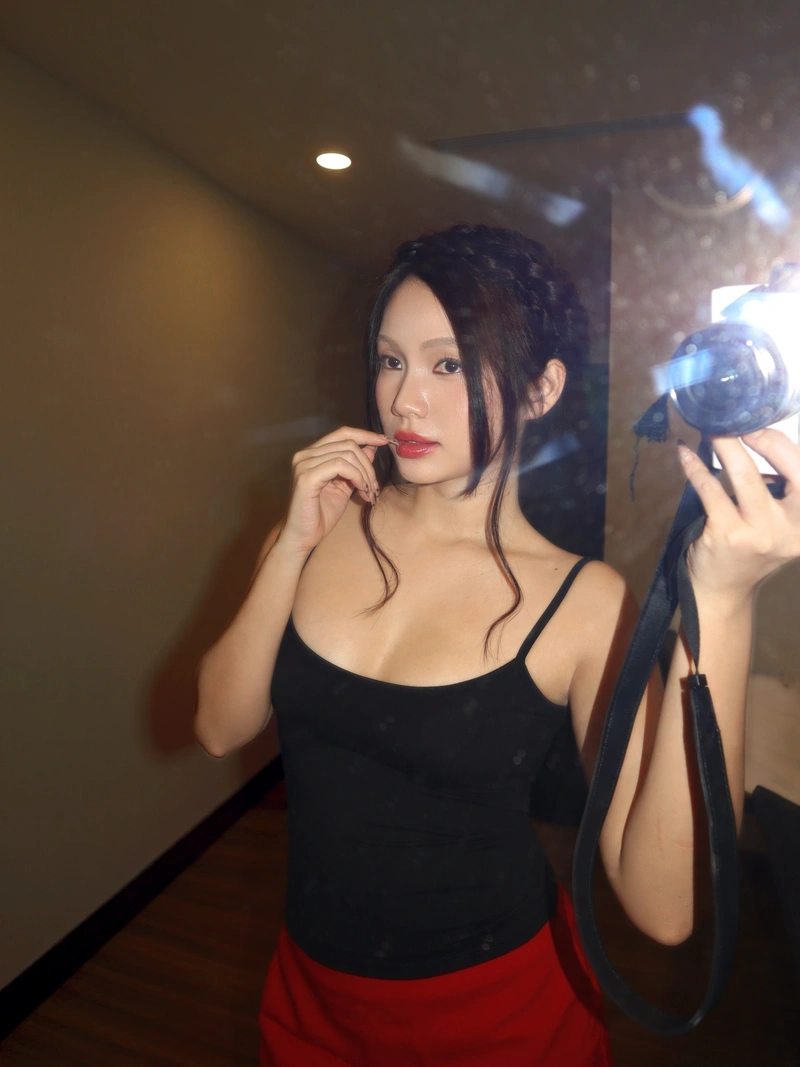 Trâm Anh show hàng với bikini gợi cảm