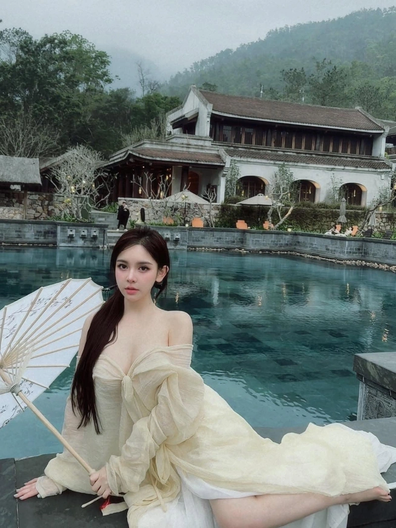 Trần Huyền Châu trong bikini sexy kiêu sa